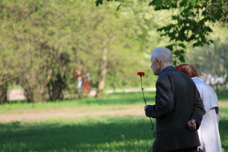 Emocjonalne aspekty oddania bliskiego do domu opieki – jak sobie z tym poradzić?